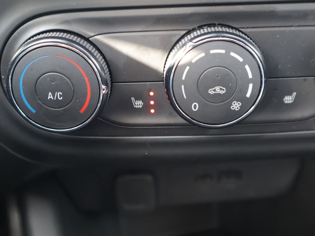 Used 2025 Chevrolet Trax RS w/ Sunroof Package image 16