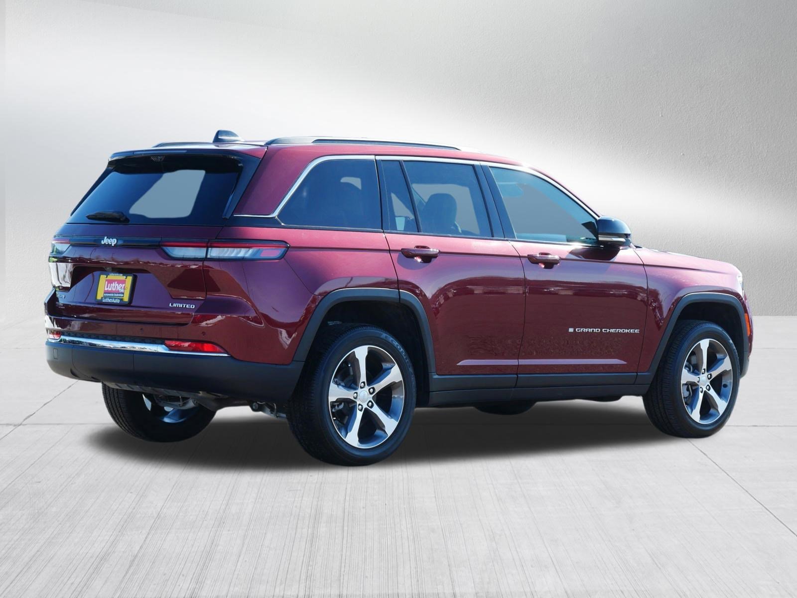 Used 2025 Jeep Grand Cherokee Limited w/ Luxury Tech Group II AWD/4WD image 7
