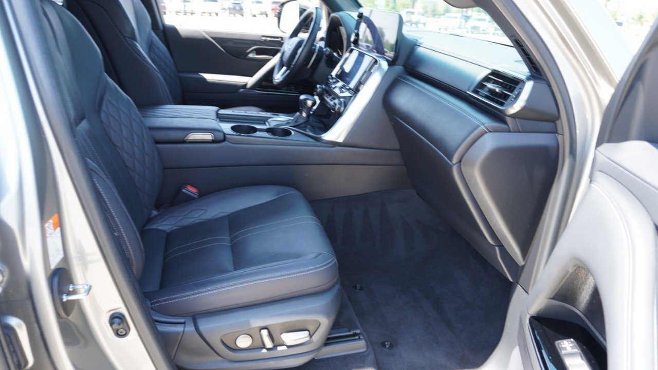 Used 2022 Lexus LX 600 4WD w/ Accessory Package (Z1) image 14