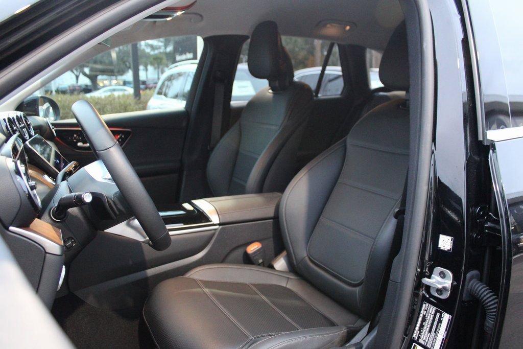 Used 2025 Mercedes-Benz GLC 350e 4MATIC image 5