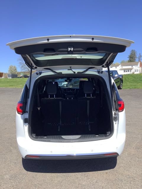 Certified 2025 Chrysler Pacifica Select FWD image 22