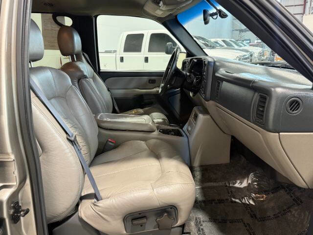 Used 2000 Chevrolet Suburban LS w/ LS Preferred Equipment Group AWD/4WD image 14