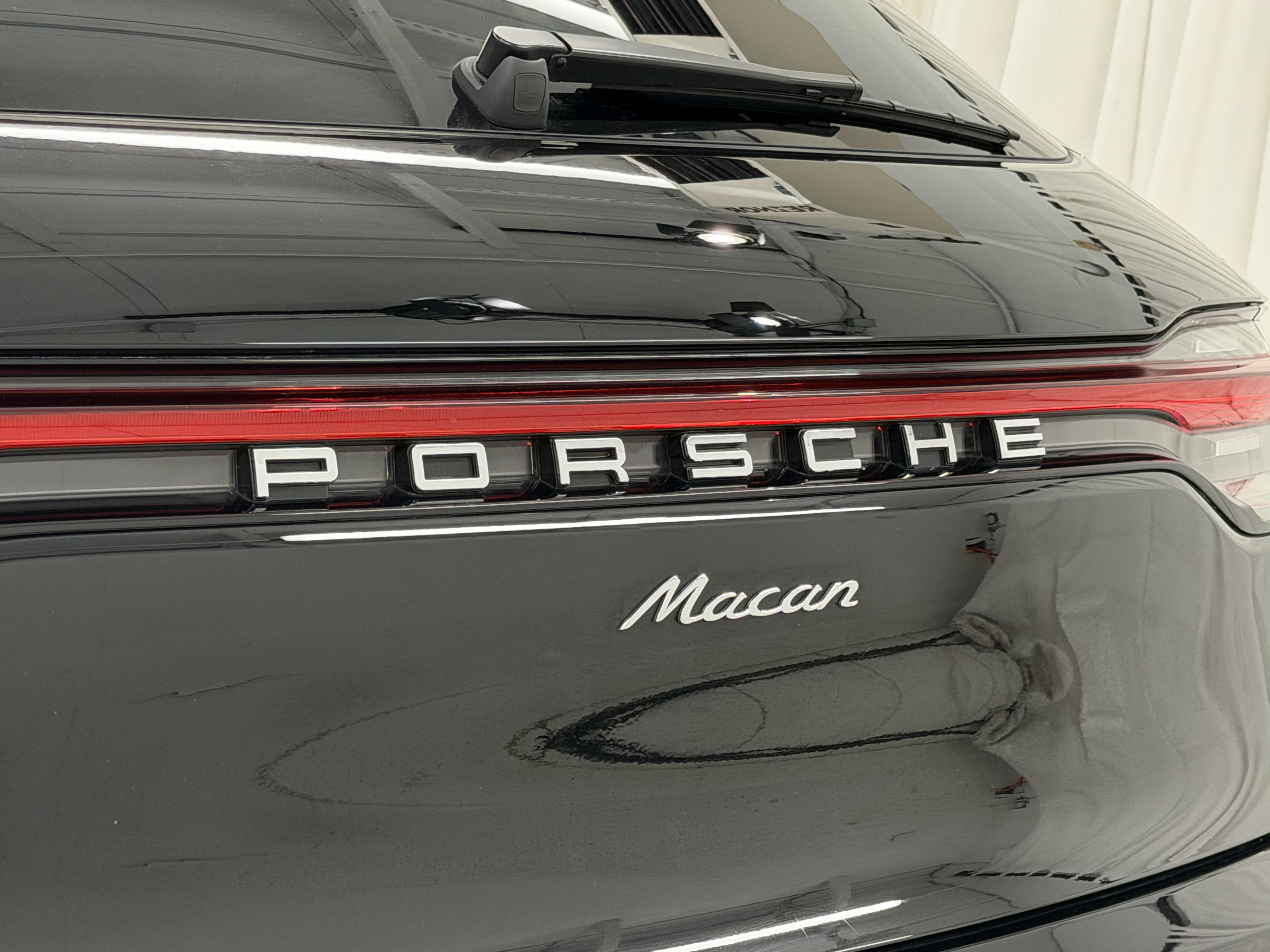 Certified 2025 Porsche Macan AWD/4WD image 63