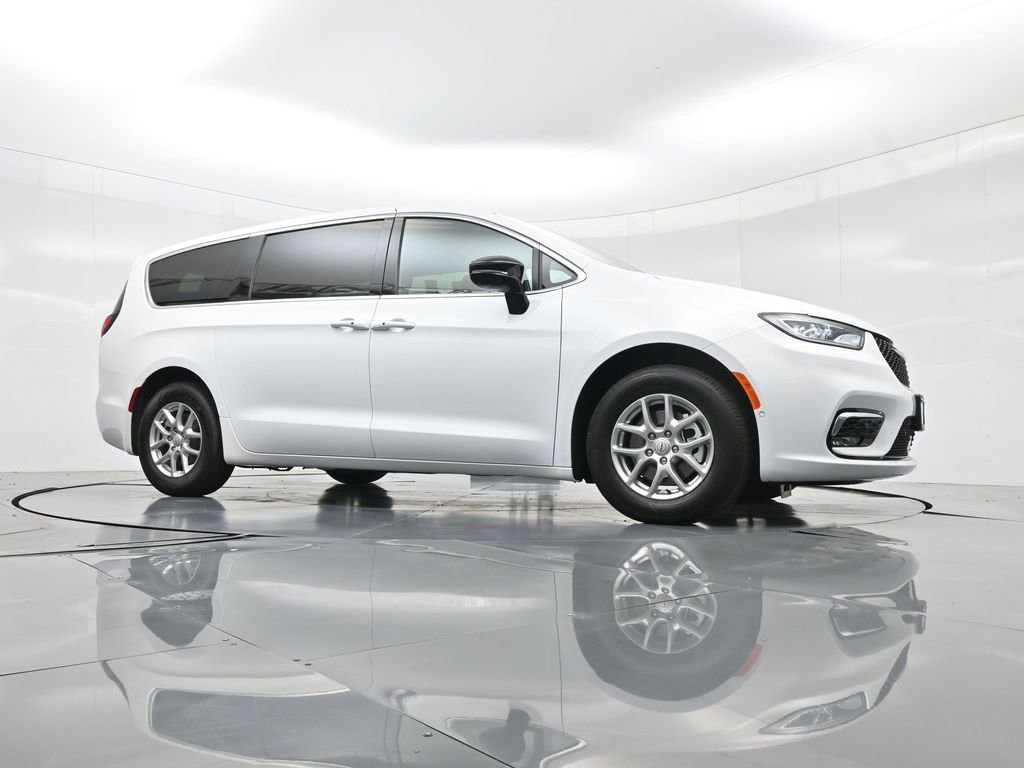 New 2026 Chrysler Pacifica Select image 39