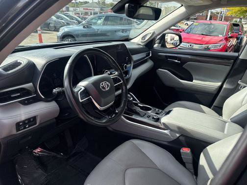 Used 2024 Toyota Highlander Limited AWD/4WD image 15