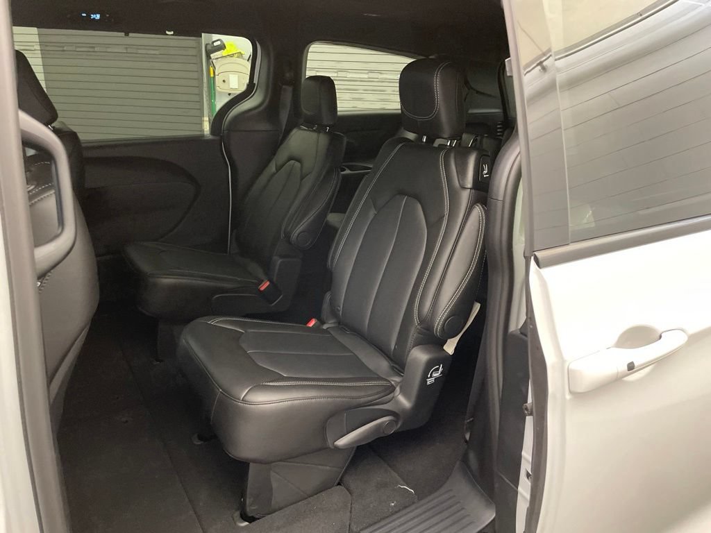 New 2026 Chrysler Pacifica Select FWD image 16
