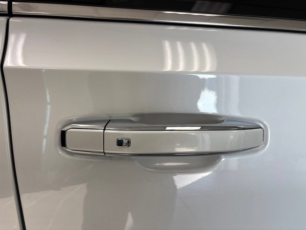 Used 2025 GMC Yukon Denali Ultimate w/ LPO, Floor Liner Package AWD/4WD image 12