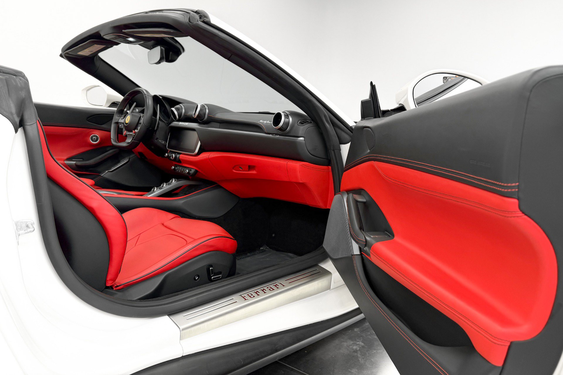 Used 2020 Ferrari Portofino RWD image 27