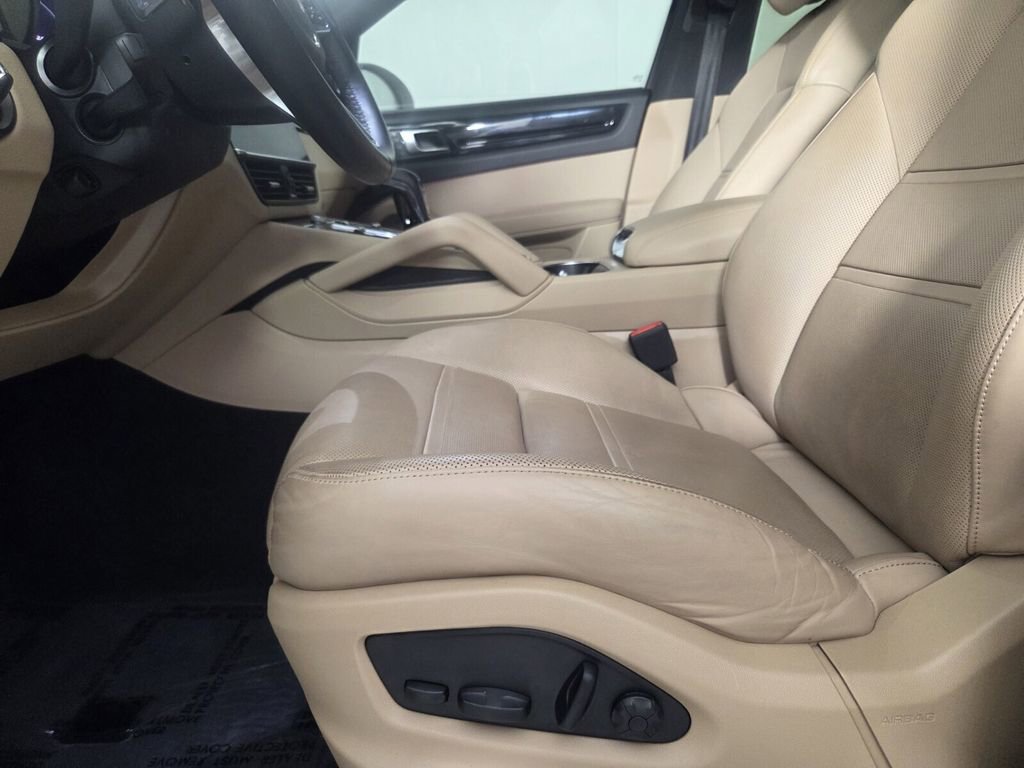 Used 2023 Porsche Cayenne Platinum Edition image 13