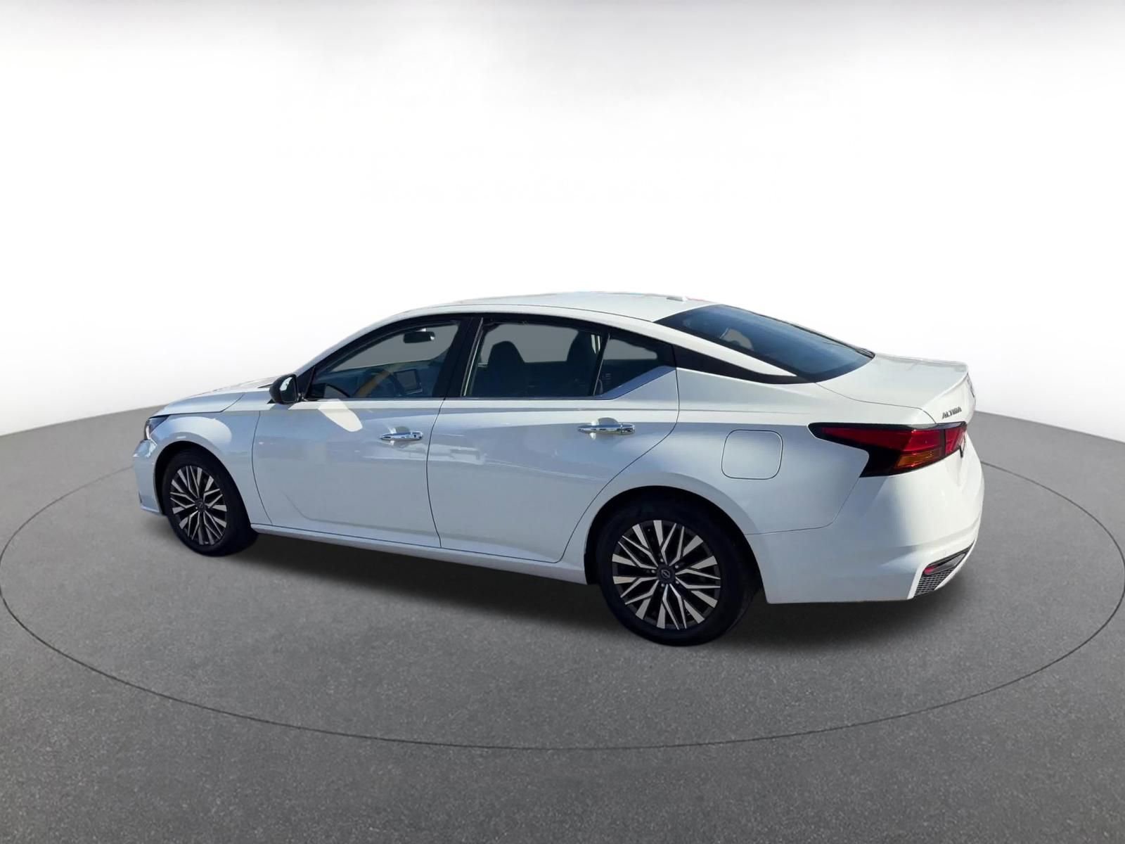 Used 2025 Nissan Altima 2.5 SV FWD image 10