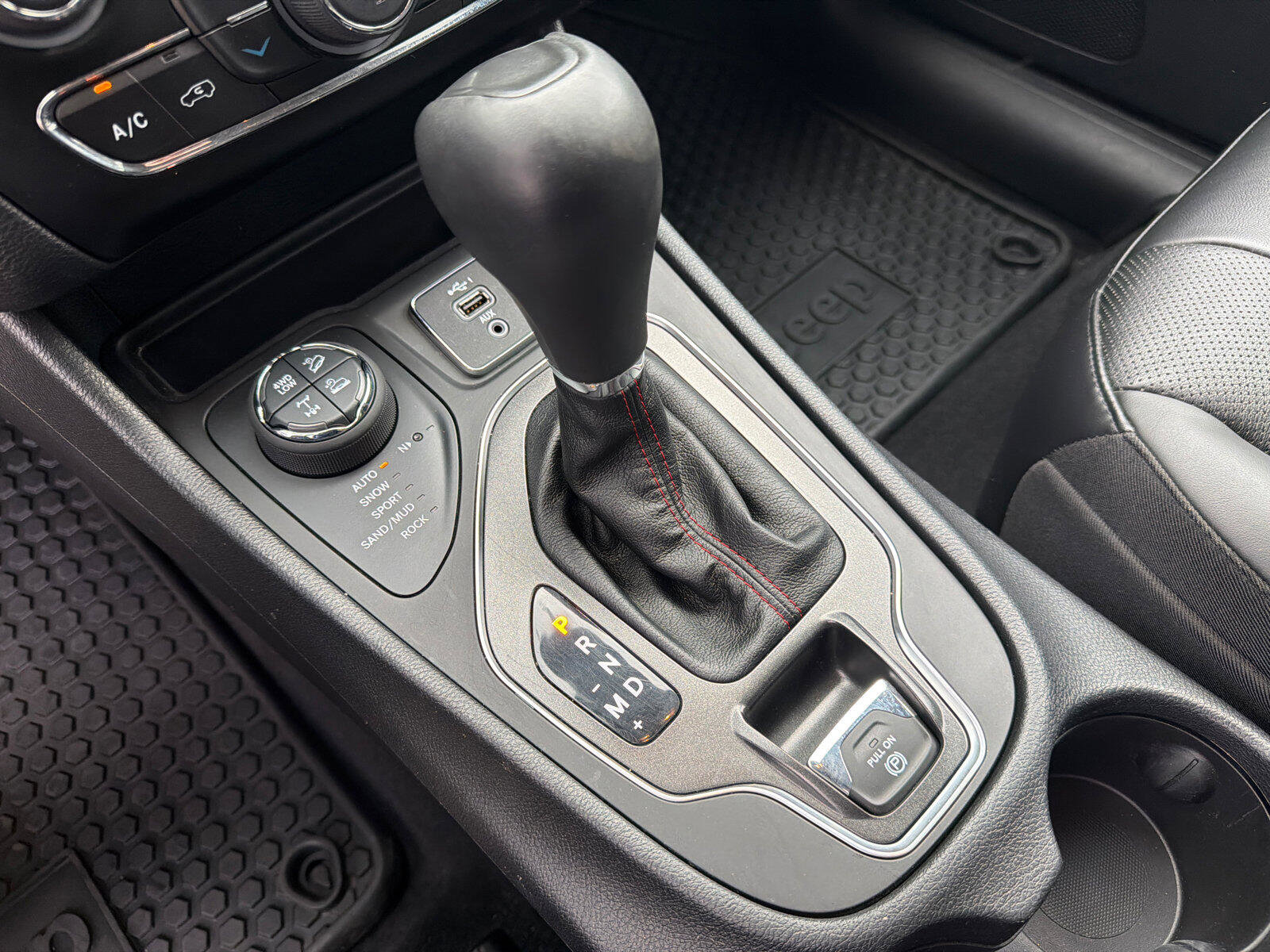 Used 2020 Jeep Cherokee Trailhawk image 17