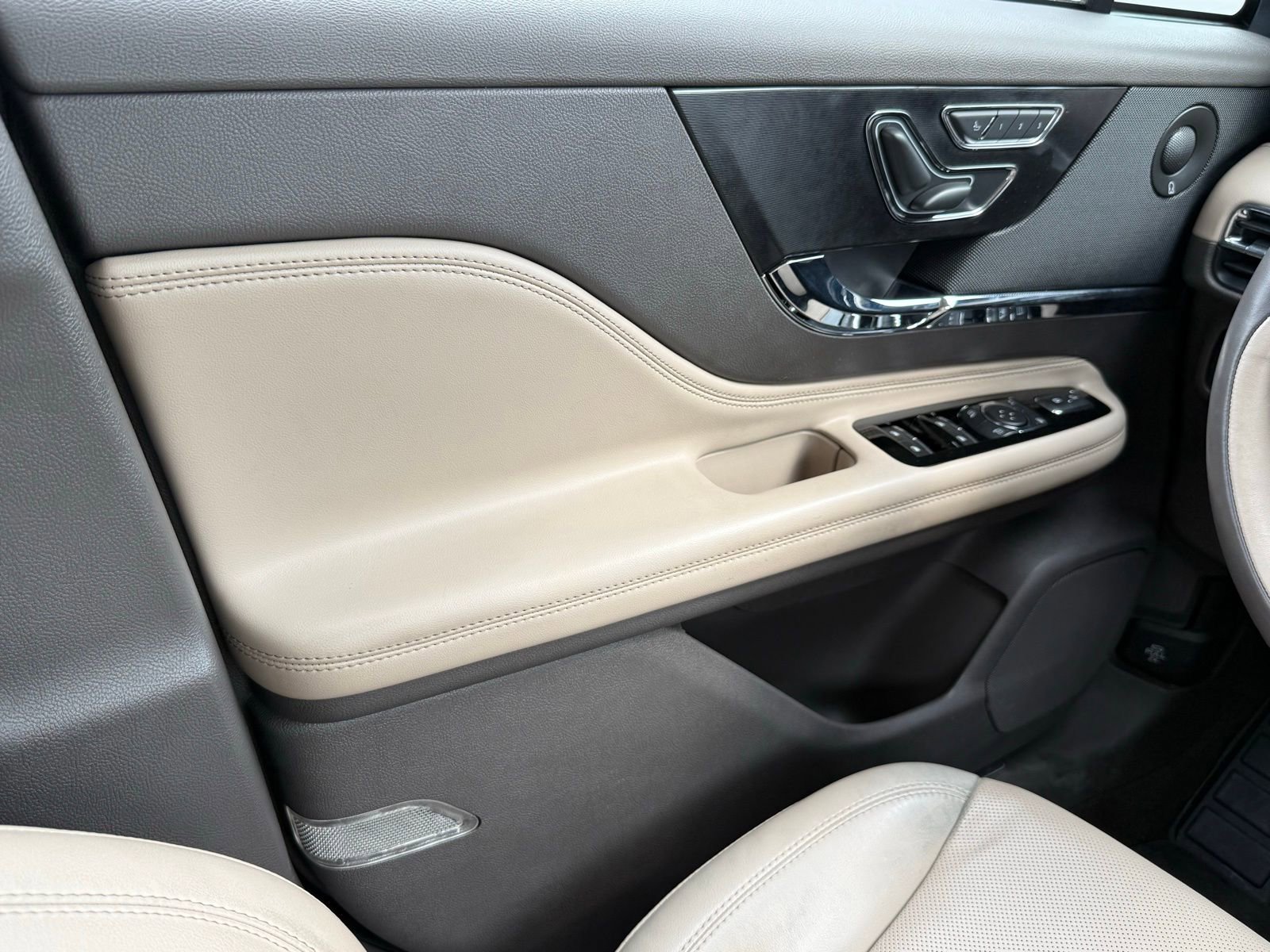 Used 2022 Lincoln Corsair Reserve w/ Equipment Group 201A image 37