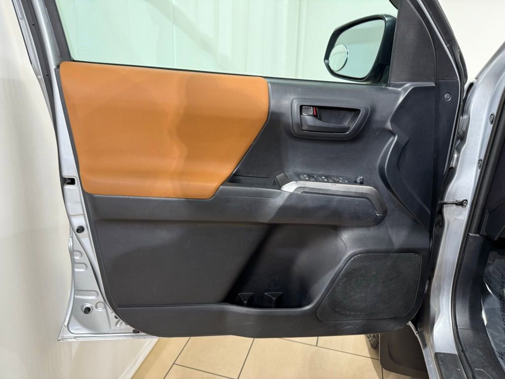 Used 2019 Toyota Tacoma SR5 AWD/4WD image 14