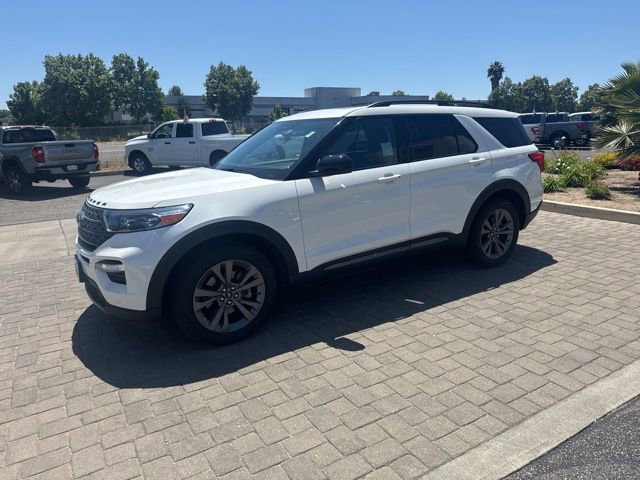 Used 2023 Ford Explorer XLT w/ Equipment Group 202A RWD image 2