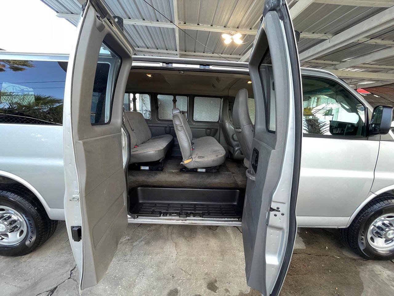 Used 2017 Chevrolet Express 3500 LT w/ LT Preferred Equipment Group RWD image 15