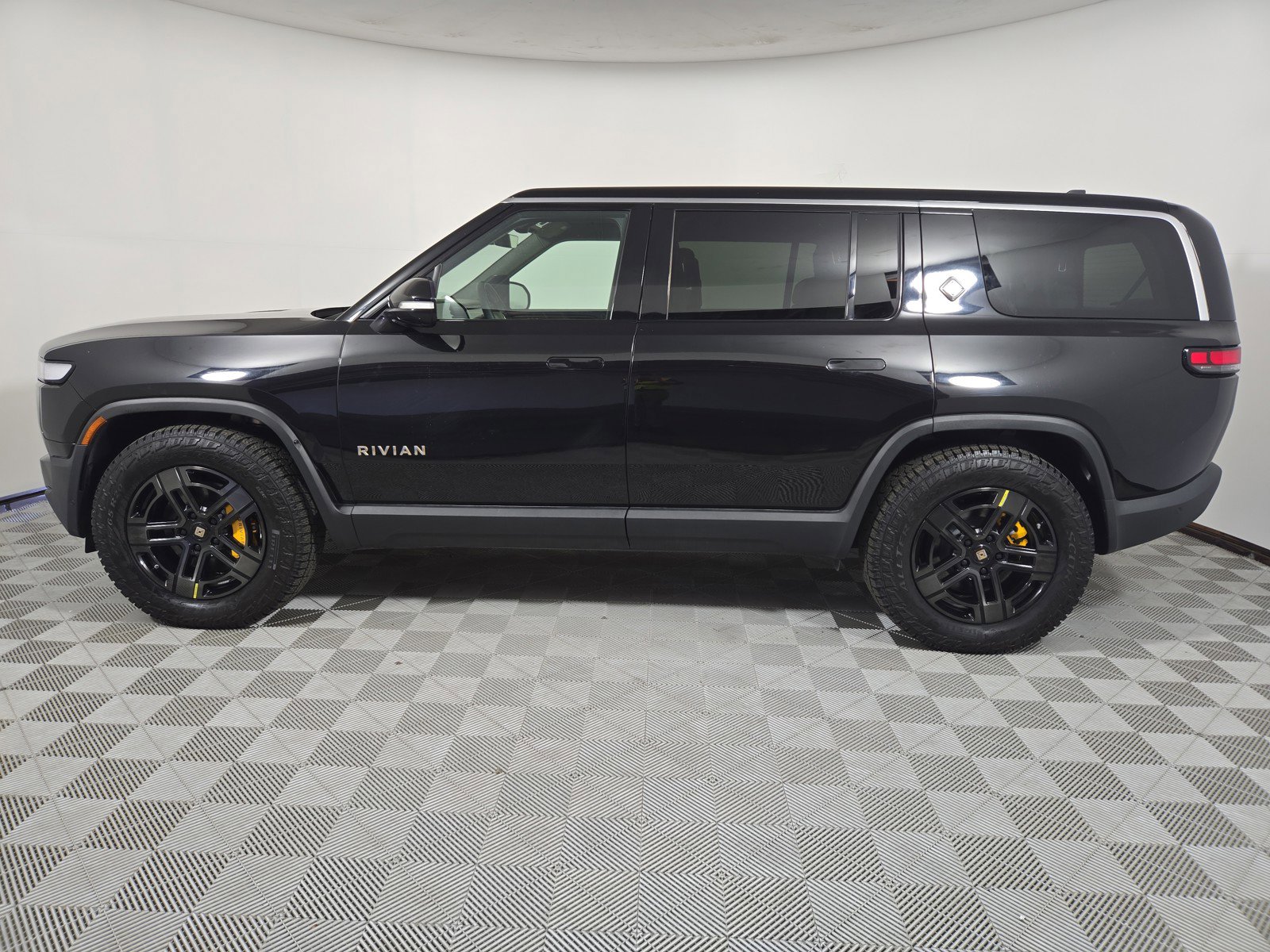 Used 2023 Rivian R1S Adventure AWD/4WD image 2