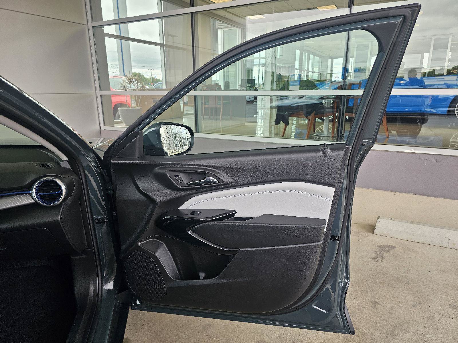 Used 2025 Chevrolet Trax LT w/ LT Convenience Package FWD image 11