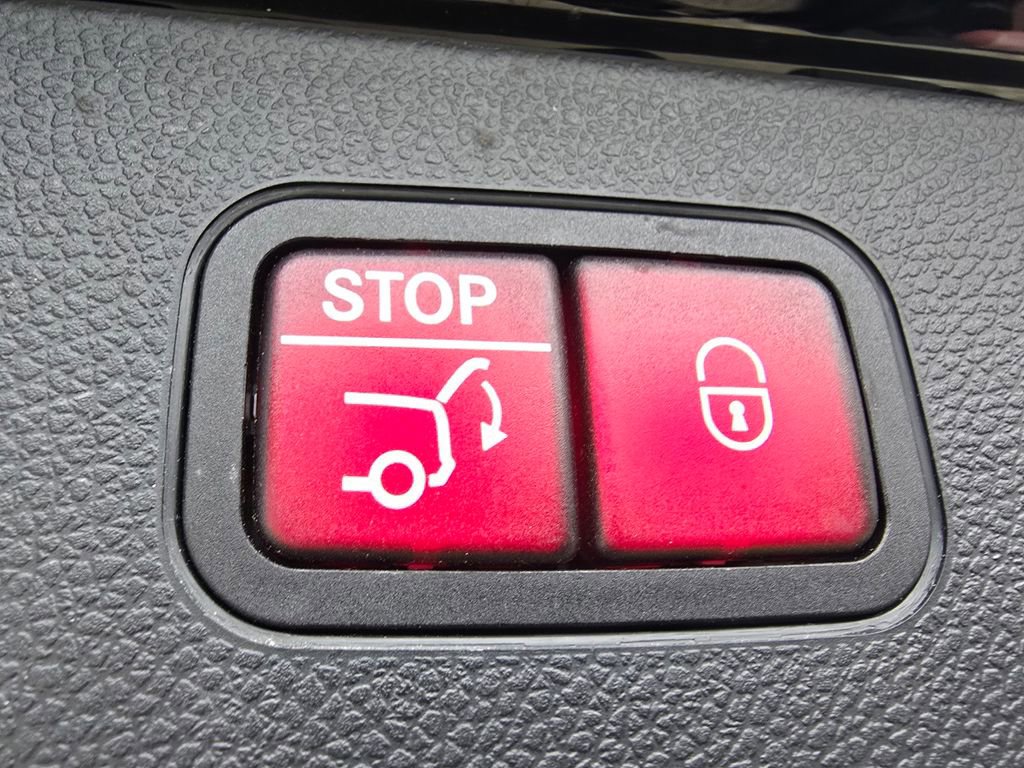 Certified 2018 Mercedes-Benz GLC 300 4MATIC image 19