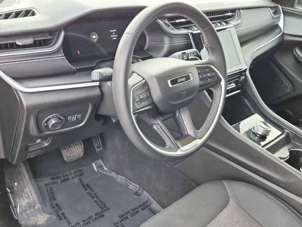 Used 2024 Jeep Grand Cherokee Laredo AWD/4WD image 11