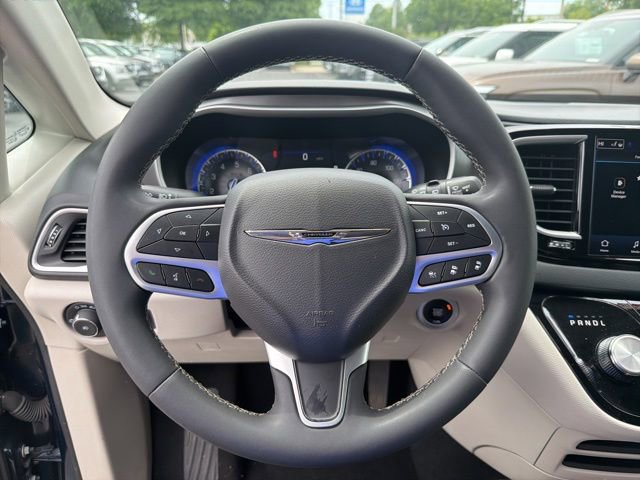 Used 2023 Chrysler Pacifica Touring-L FWD image 15