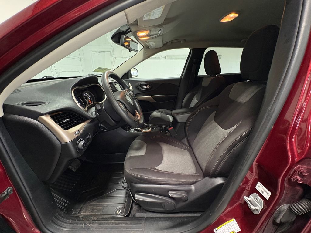 Used 2018 Jeep Cherokee Latitude FWD image 19
