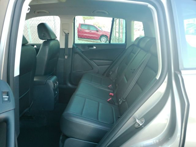 Used 2011 Volkswagen Tiguan SE image 16