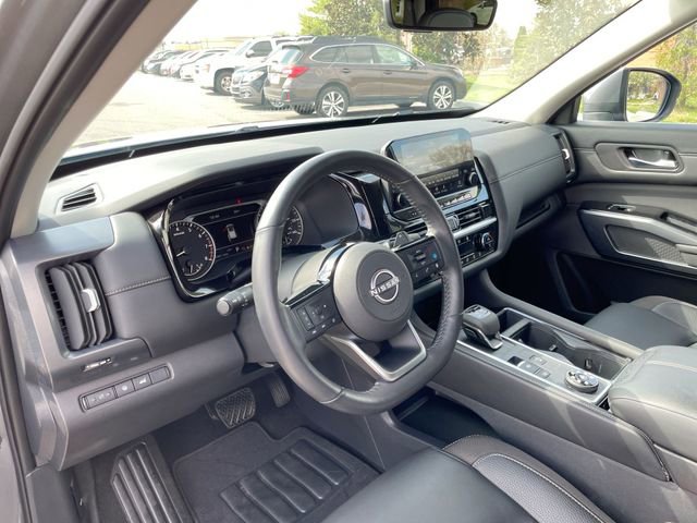 Used 2025 Nissan Pathfinder SL AWD/4WD image 11