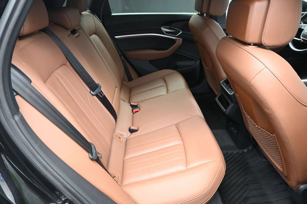 Used 2022 Audi e-tron Premium w/ Convenience Plus Package AWD/4WD image 33