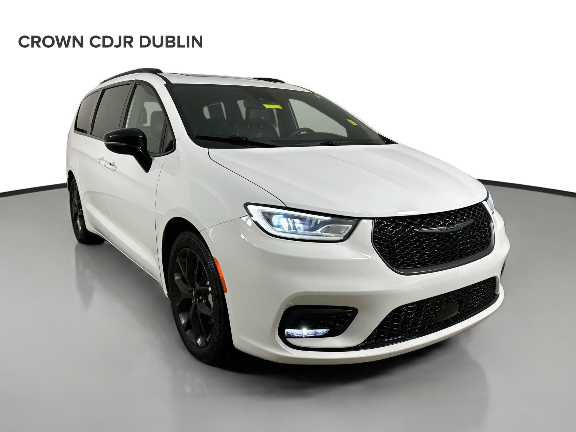 Used 2025 Chrysler Pacifica Limited FWD image 3