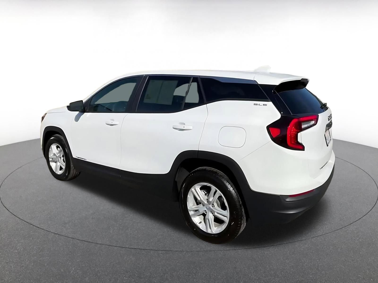 Used 2024 GMC Terrain SLE image 10