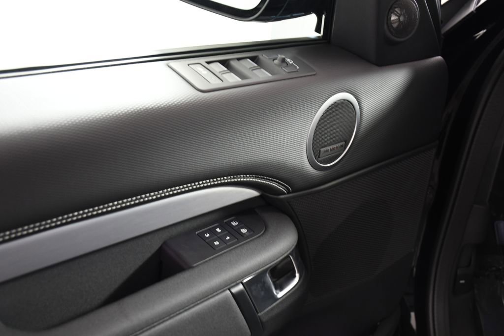 Certified 2025 Land Rover Discovery Dynamic SE image 14