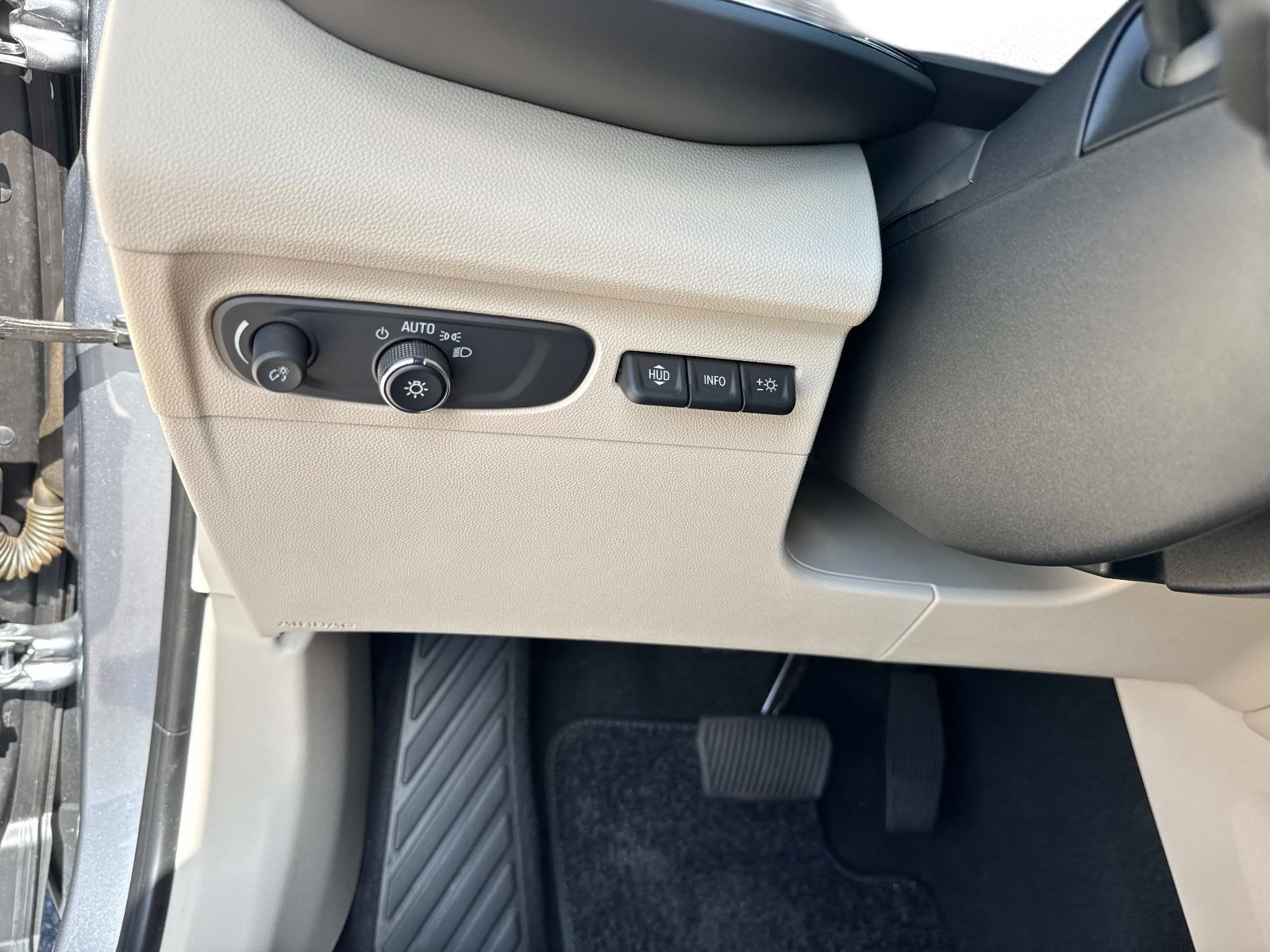 Used 2022 Buick Envision Avenir w/ Technology Package II image 33