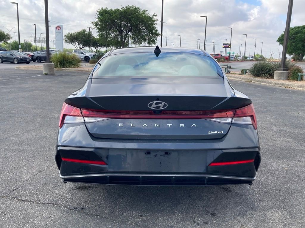 Used 2025 Hyundai Elantra Limited image 6