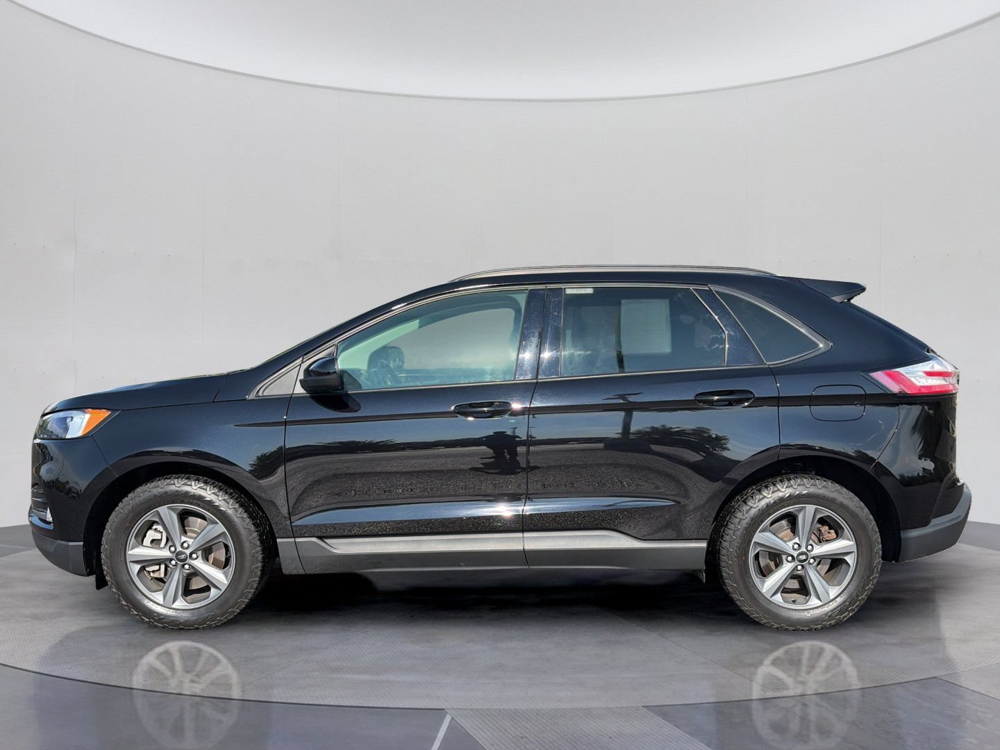 Used 2024 Ford Edge SEL w/ Sport Appearance Package AWD/4WD image 2