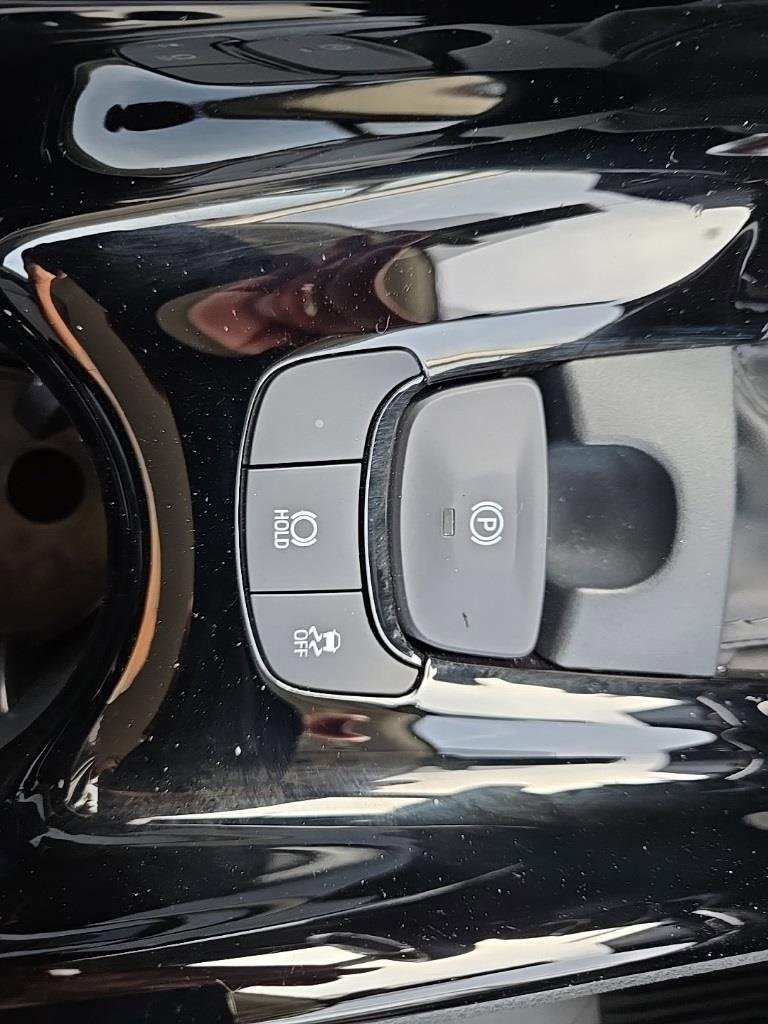 Used 2022 Toyota C-HR XLE image 25