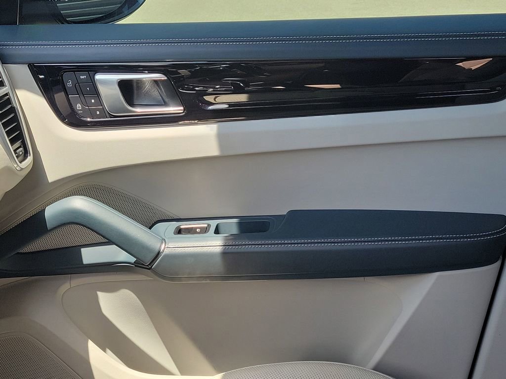 Certified 2022 Porsche Cayenne image 23