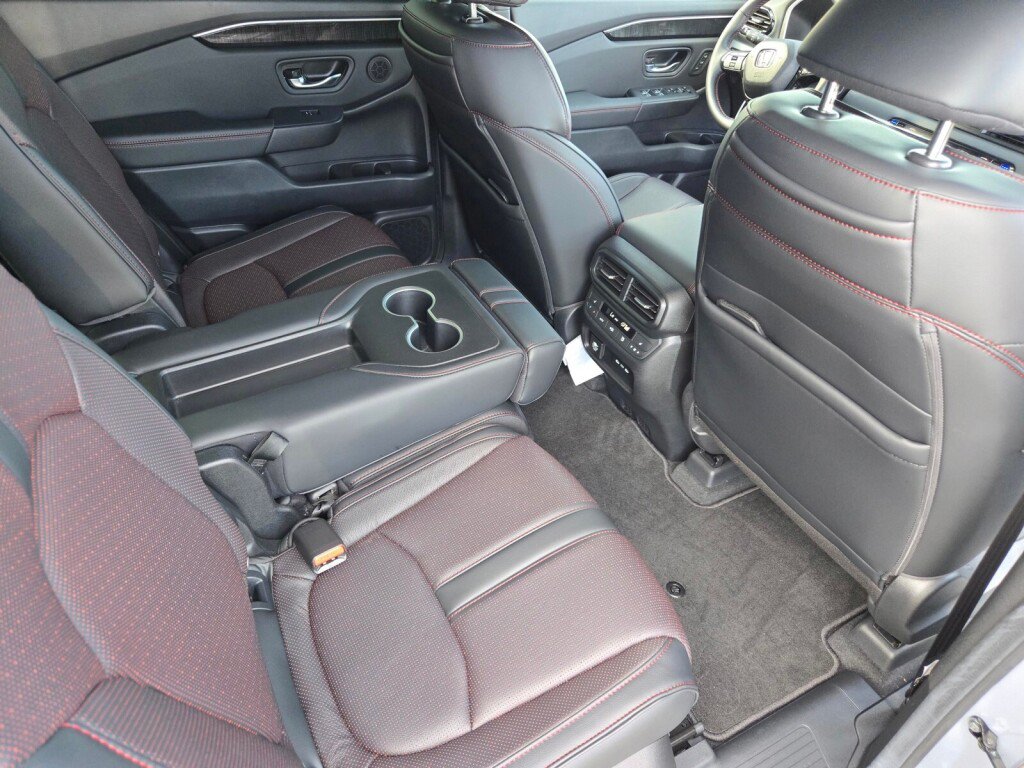 Certified 2025 Honda Pilot Black Edition image 19