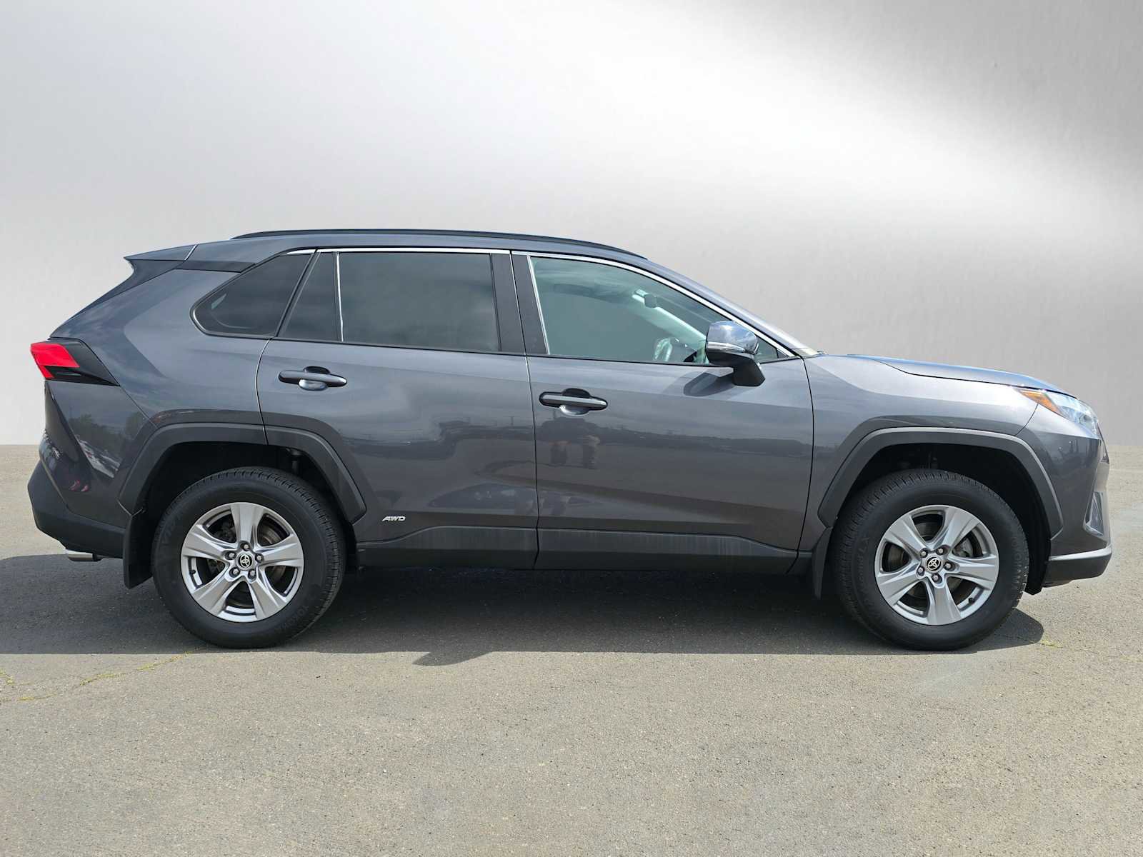 Used 2022 Toyota RAV4 XLE w/ Convenience Package AWD/4WD image 2