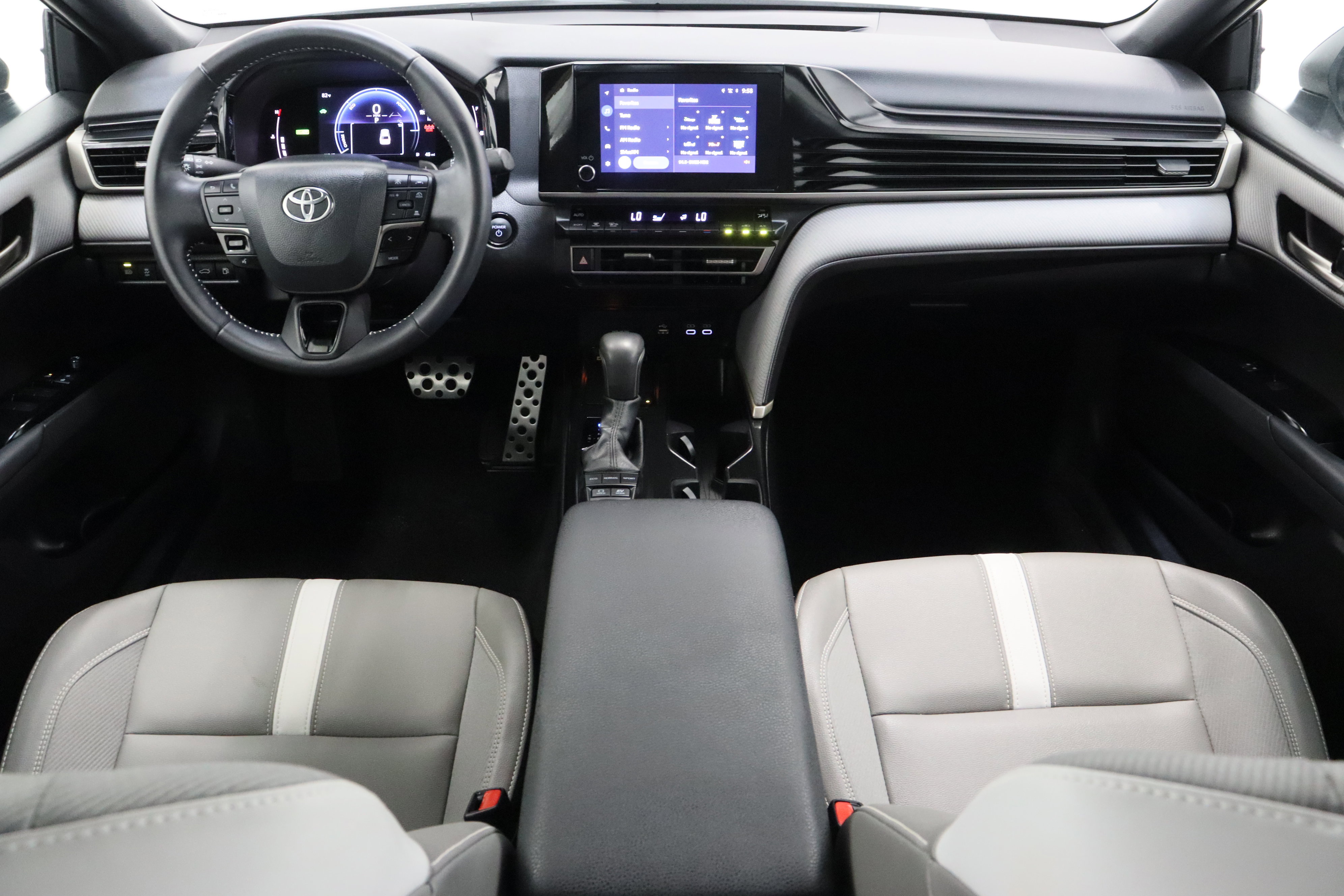 Used 2025 Toyota Camry SE w/ Convenience Package FWD image 30