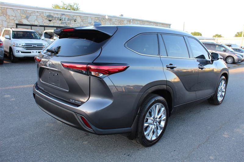 Used 2021 Toyota Highlander XLE AWD/4WD image 7