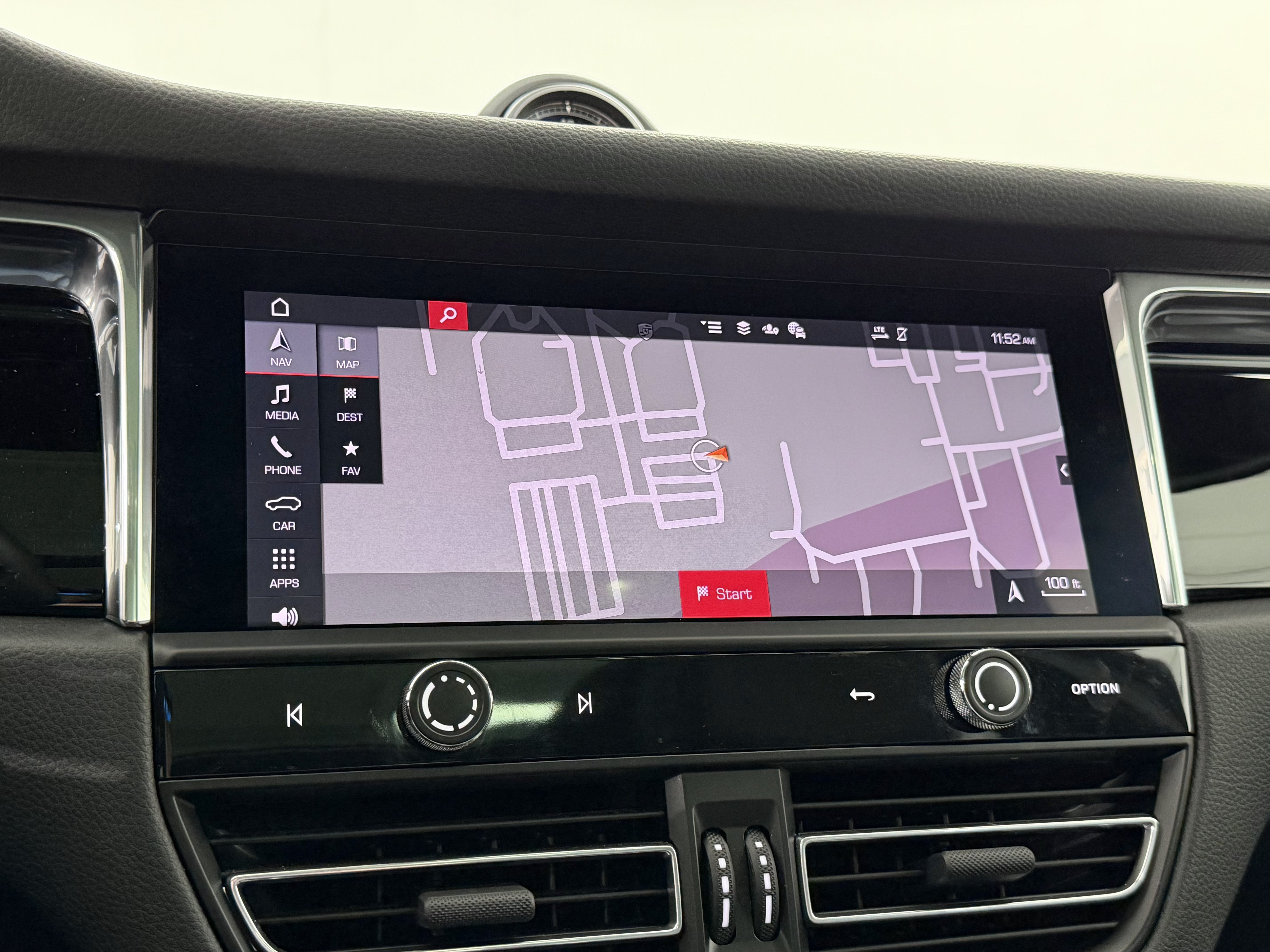 Certified 2025 Porsche Macan AWD/4WD image 40