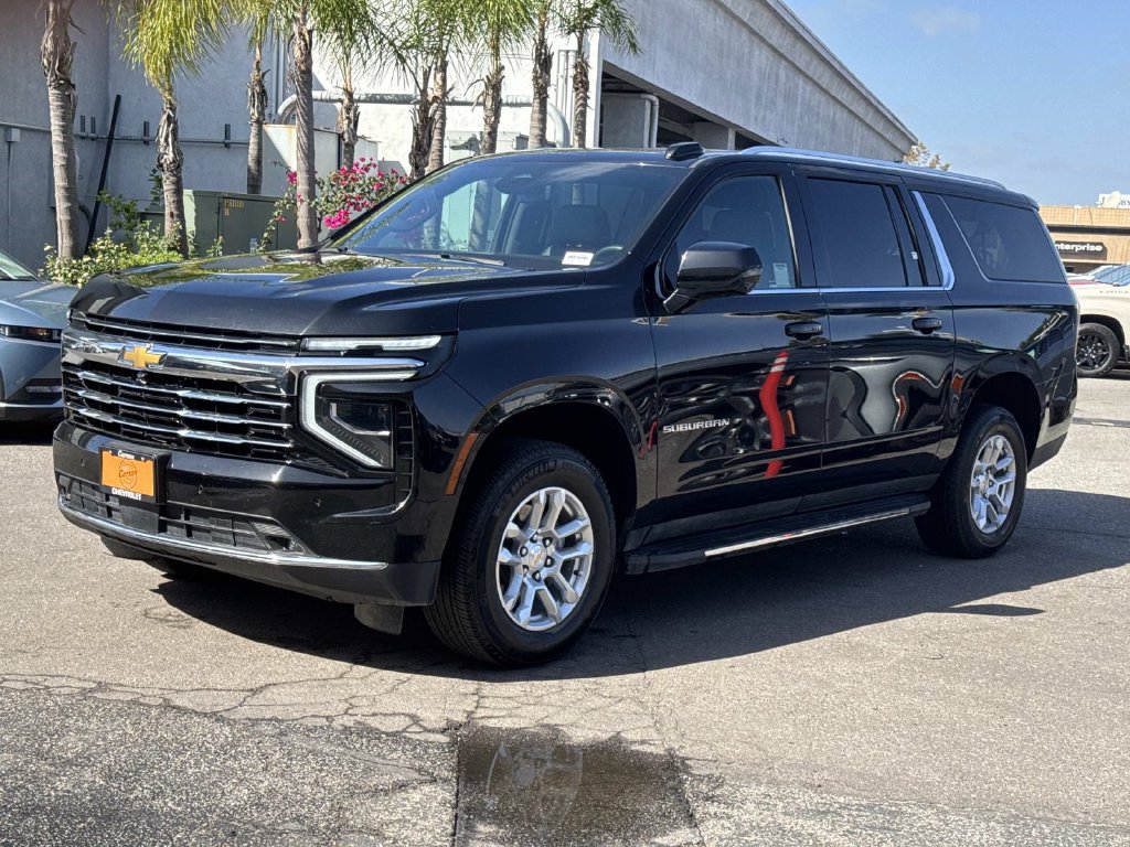 Used 2025 Chevrolet Suburban LT w/ Comfort Package AWD/4WD image 3