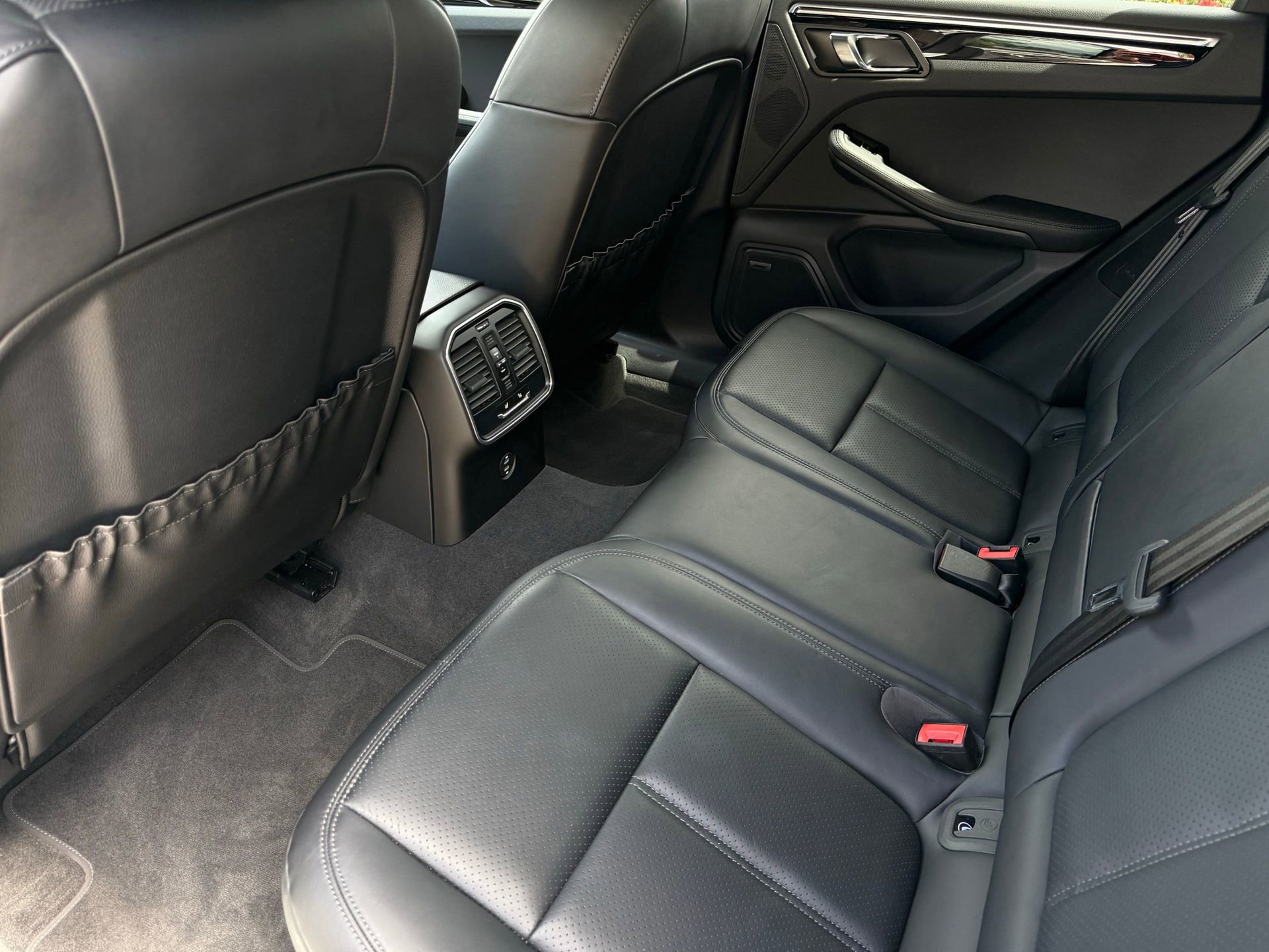 Certified 2025 Porsche Macan image 31