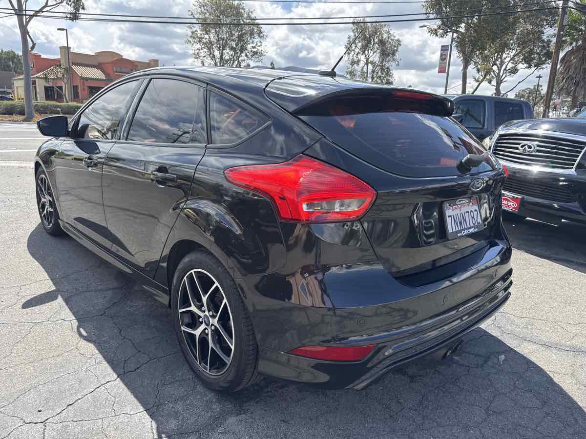 Used 2015 Ford Focus SE w/ SE Sport Package image 4