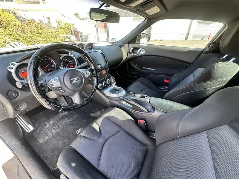 Used 2018 Nissan 370Z Coupe RWD image 34