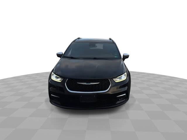 Used 2021 Chrysler Pacifica Limited w/ Uconnect Theater Family Group image 3