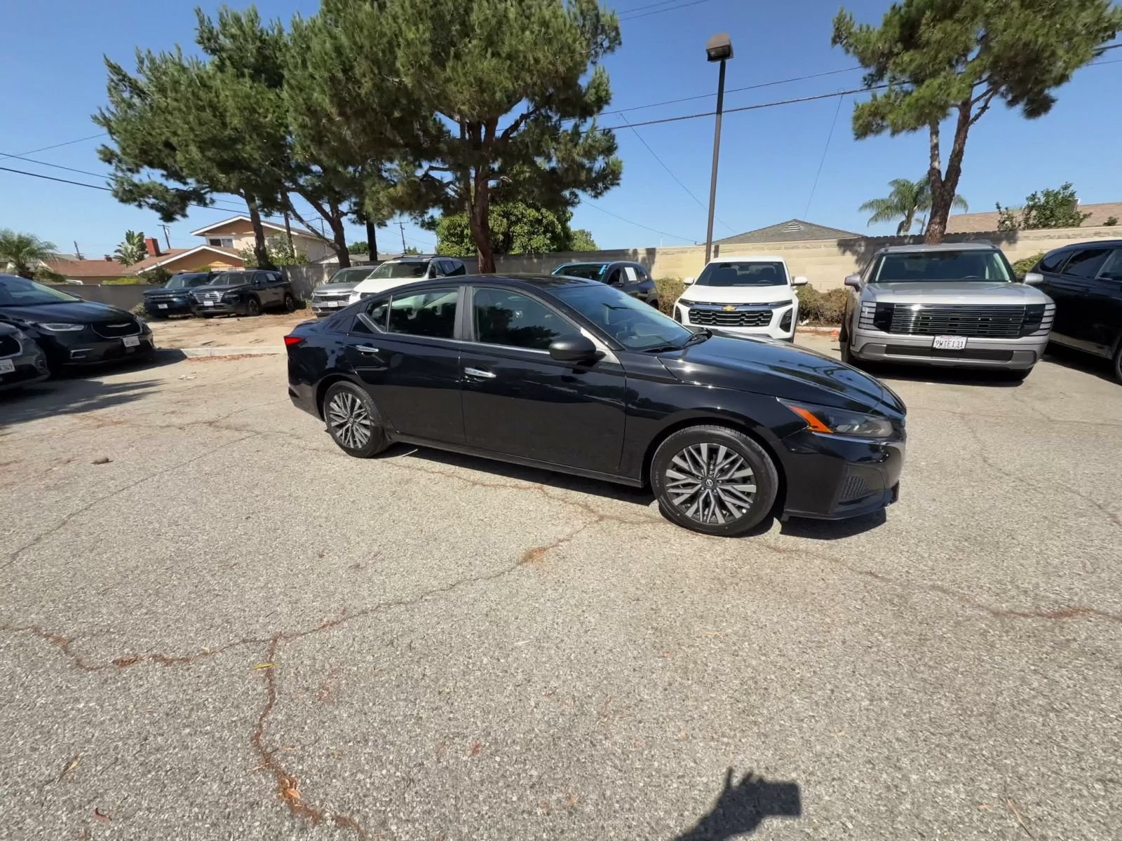 Used 2025 Nissan Altima 2.5 SV FWD image 2