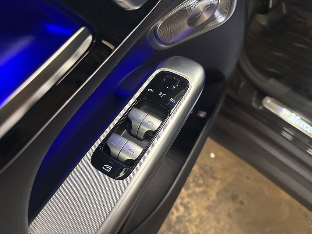 Used 2025 Mercedes-Benz GLC 350e image 11