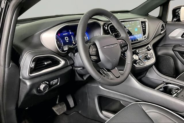 New 2027 Chrysler Pacifica Limited w/ S Appearance Package AWD/4WD image 8