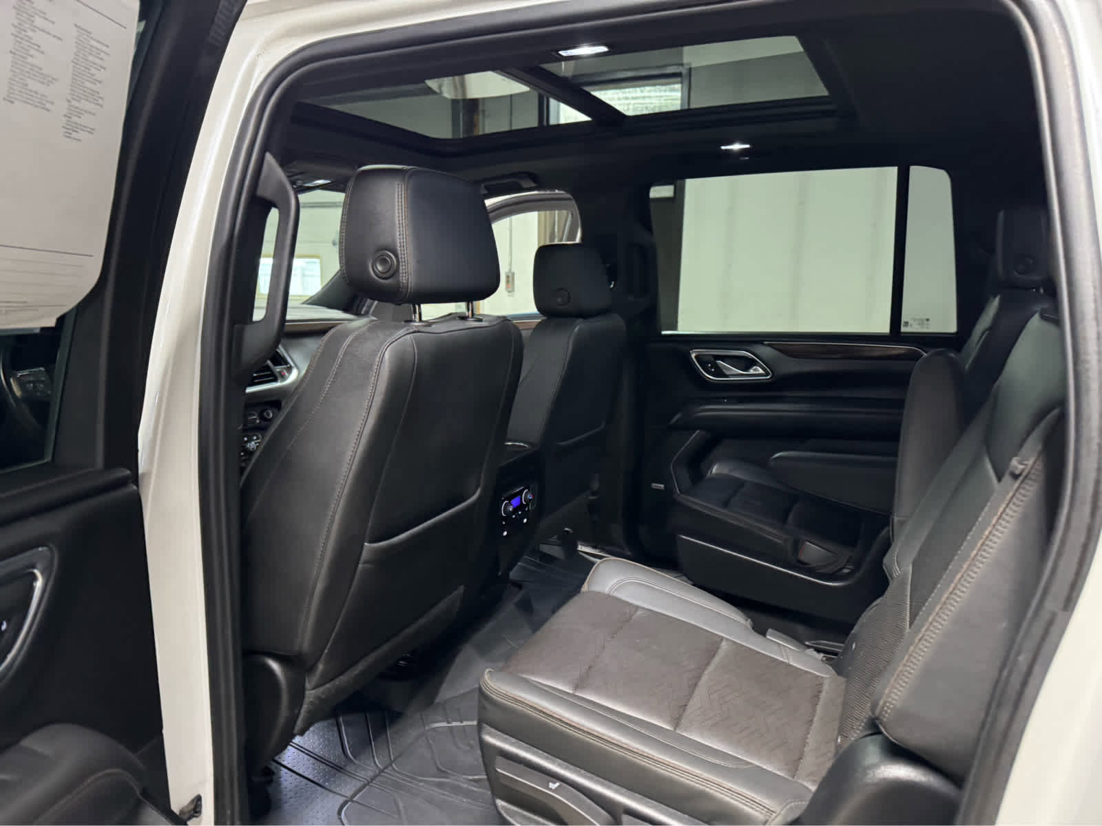 Certified 2023 Chevrolet Suburban High Country image 15